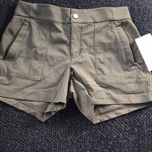BNWT athleta trekkie short arbor olive color